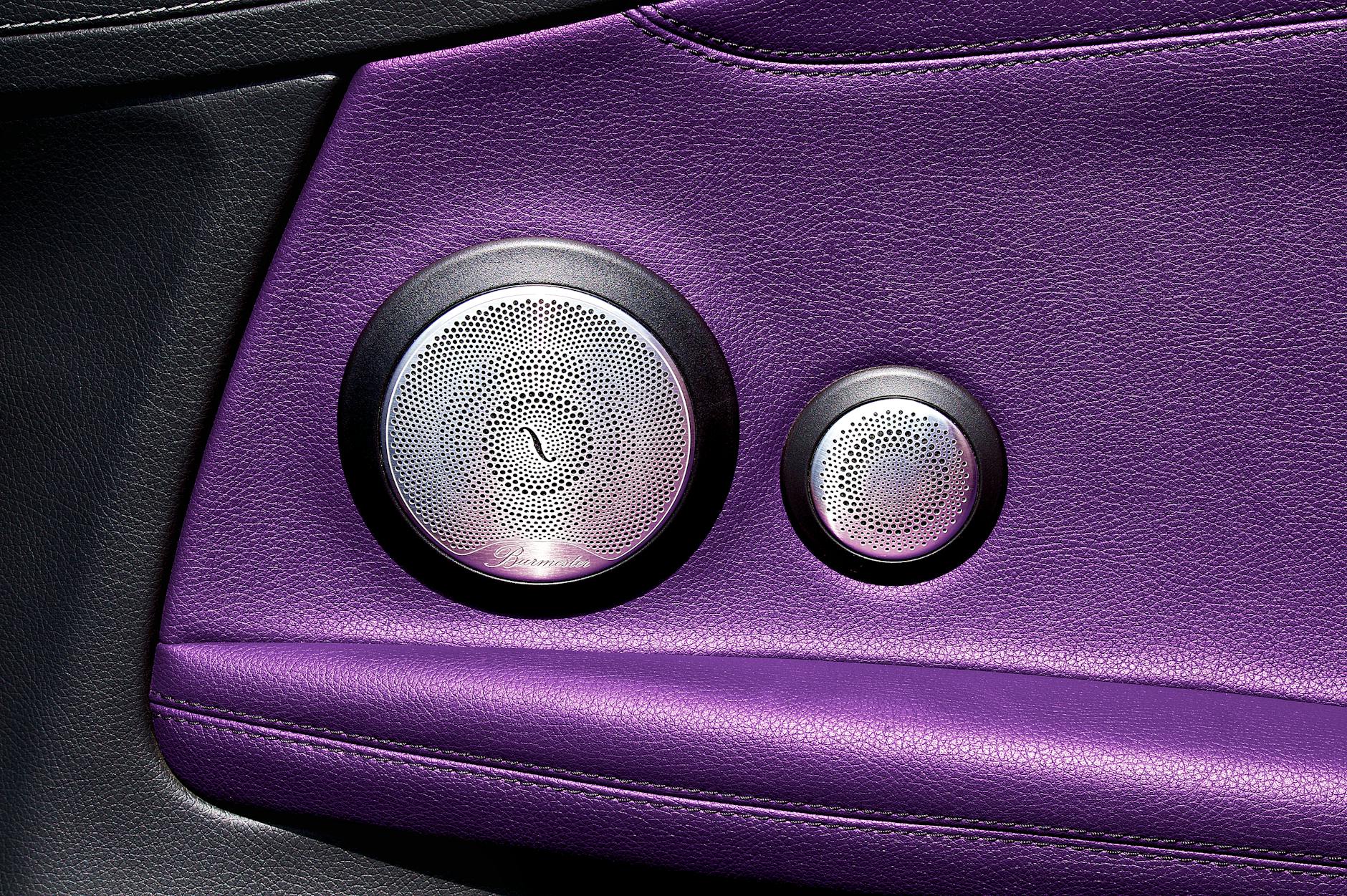 Luxuriöses Fahrzeuginterieur mit hochwertigem Audiosystem