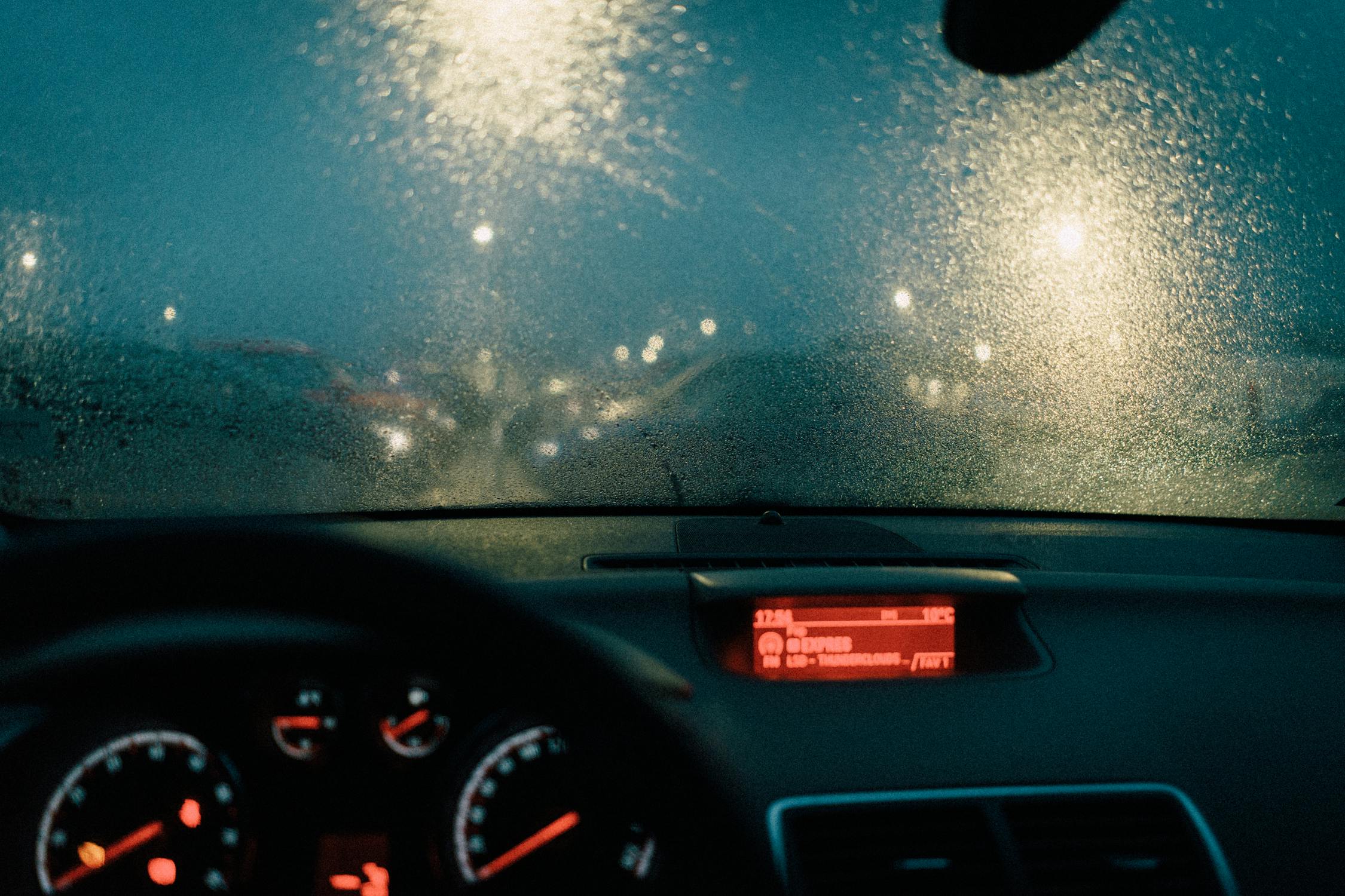 Bildmotiv zu Car, Audio, Night und Rain im redaktionellen Magazinkontext