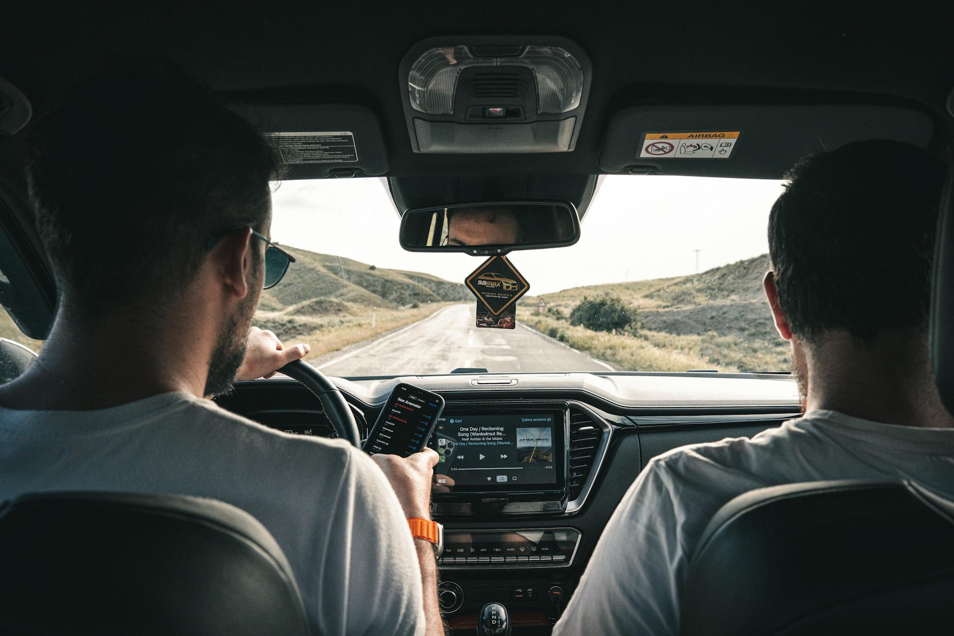 Fahrer auf einer Autobahn, Innenraum mit Infotainment-System