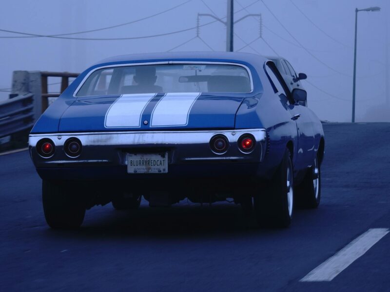 Klassischer amerikanischer Muscle Car auf einer Straße