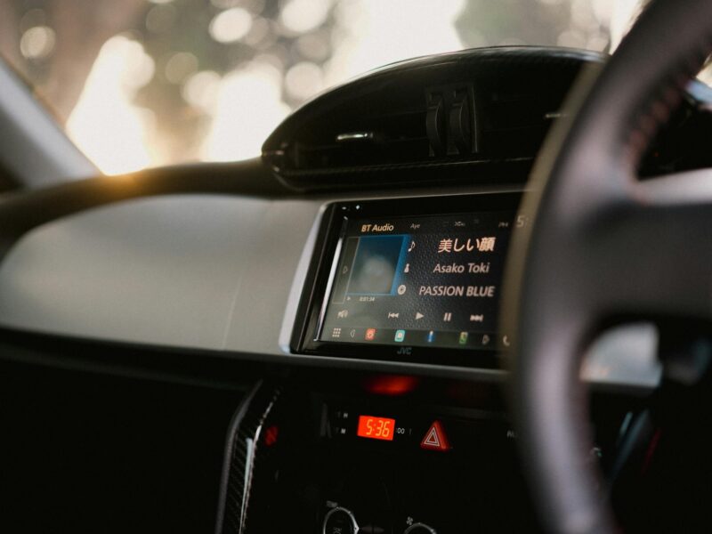 Auto-Dashboard mit Musikanzeige und Lenkrad – Driving Songs Playlist