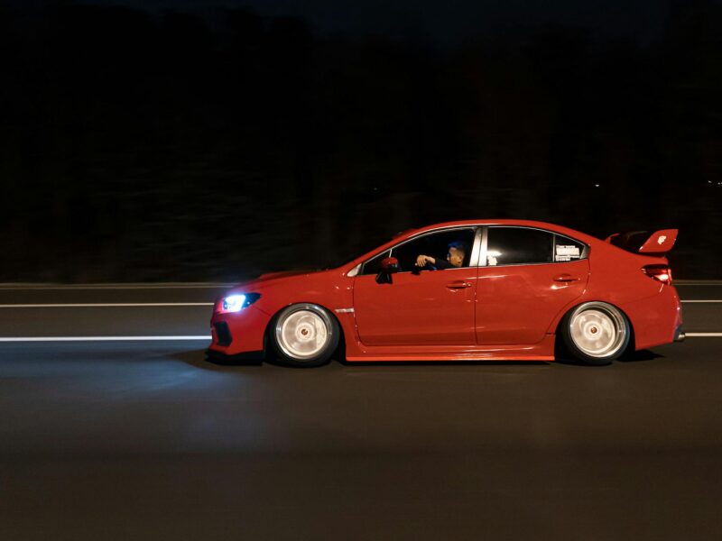 Nachtfahrt mit Musik im Auto auf beleuchteter Straße