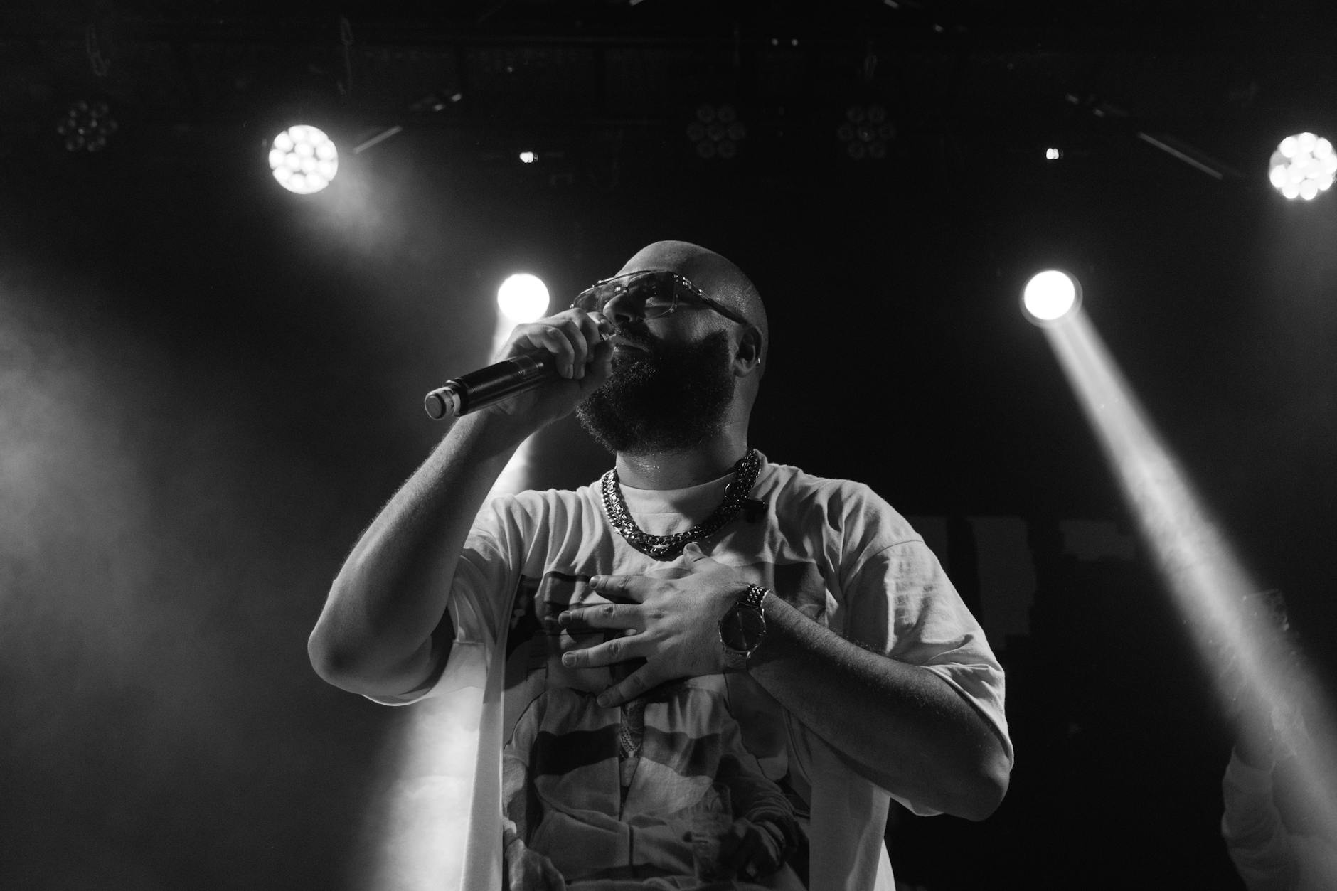 Sängerin auf einer großen illuminierten Show-Bühne