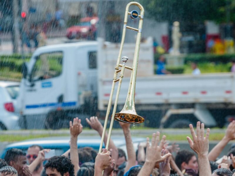 Riesiges Outdoor-Festival mit Zeltlagern und Menschenmassen