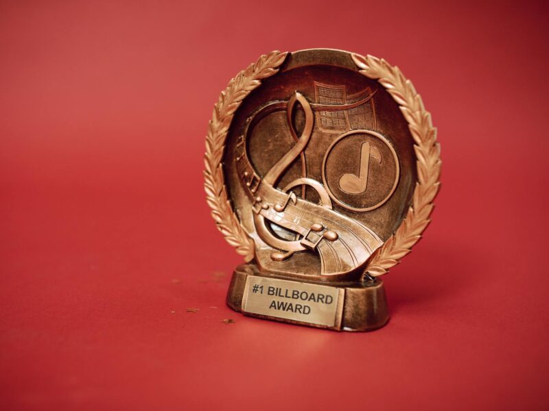 Goldene Musikauszeichnung mit Mikrofon auf einer Bühne