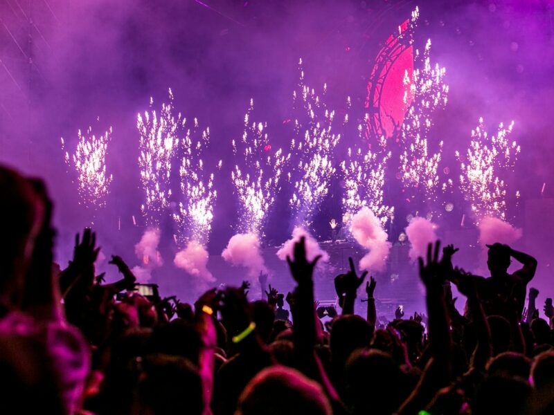 Musikfestival mit Feuerwerk und begeisterter Crowd bei Open-Air-Event