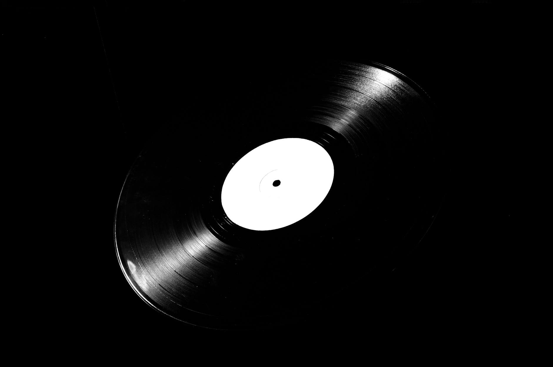 Vinyl-Platte in dunkler Stimmung bei Nacht
