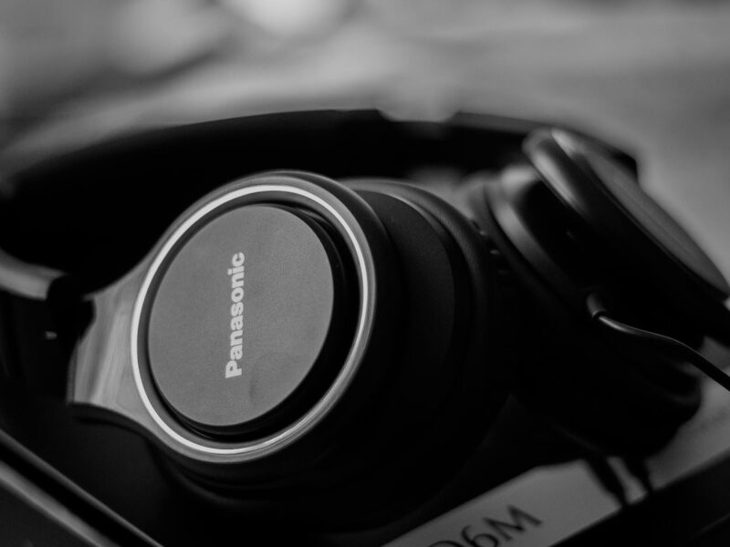 Person mit Noise-Cancelling-Kopfhörern