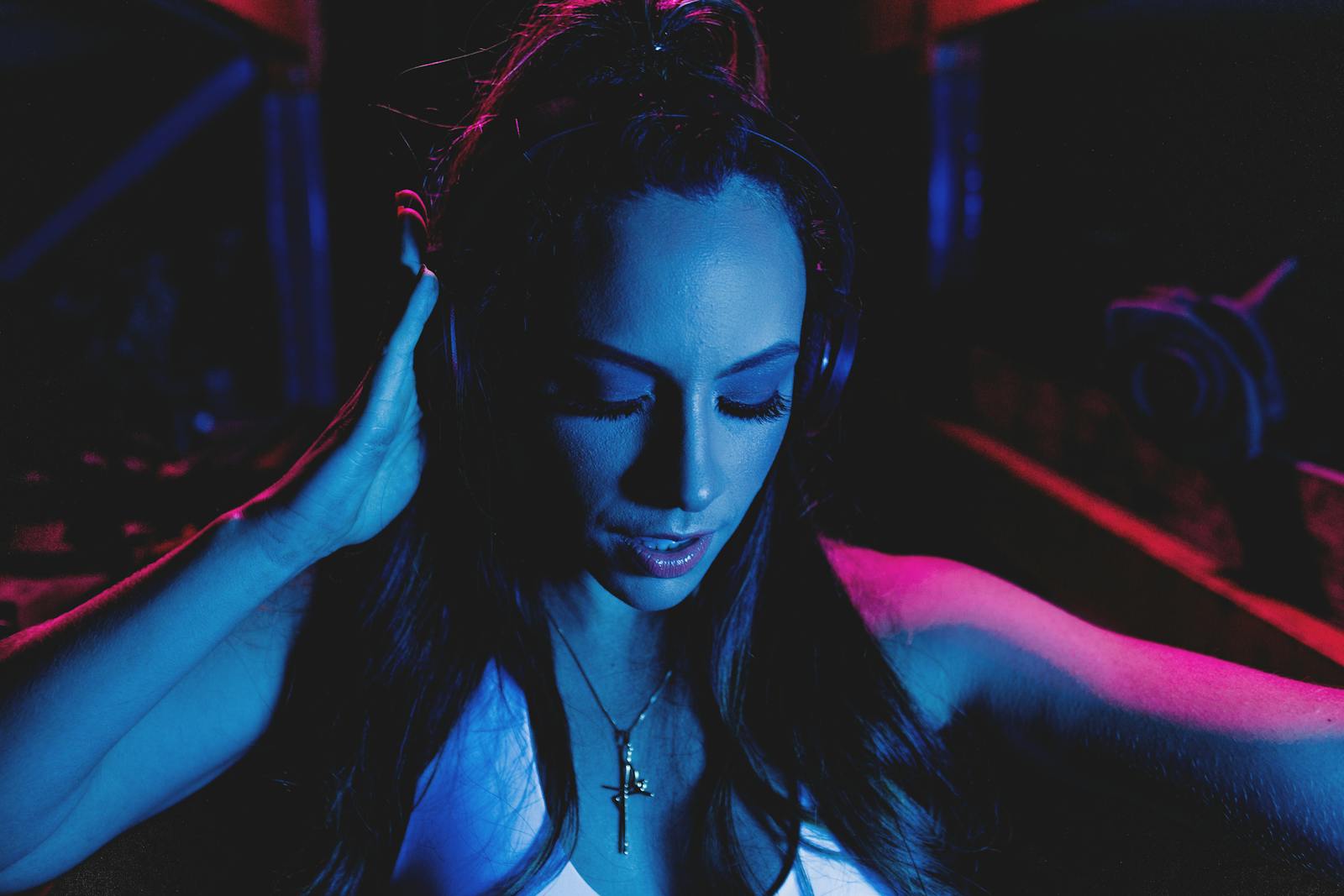 Symbolbild: Headphones und Neon im redaktionellen Magazinkontext