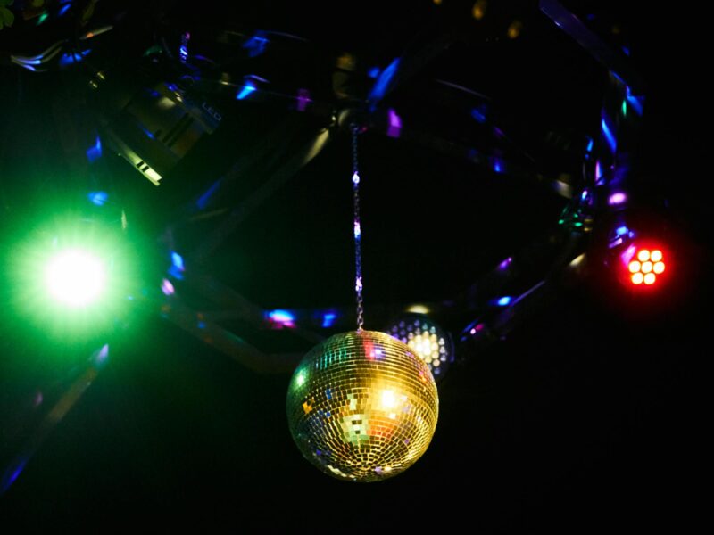Disco-Kugel reflektiert bunte Lichter in einem Club