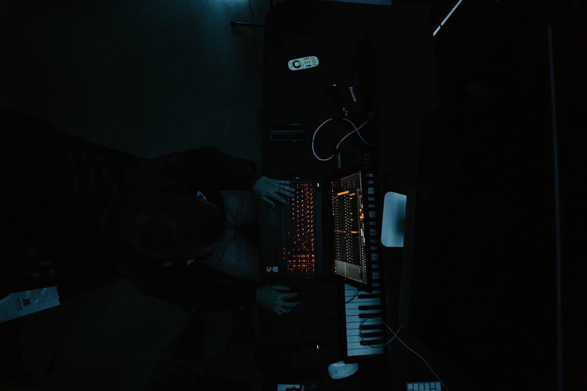 Musikproduzent im dunklen Studio