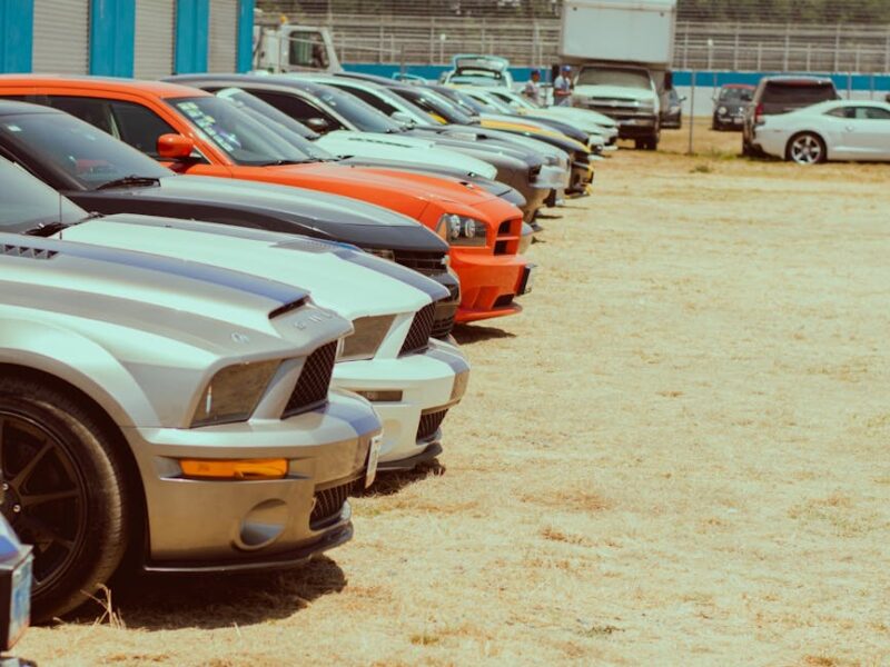 Bunte Sportwagen auf einem Outdoor-Festival