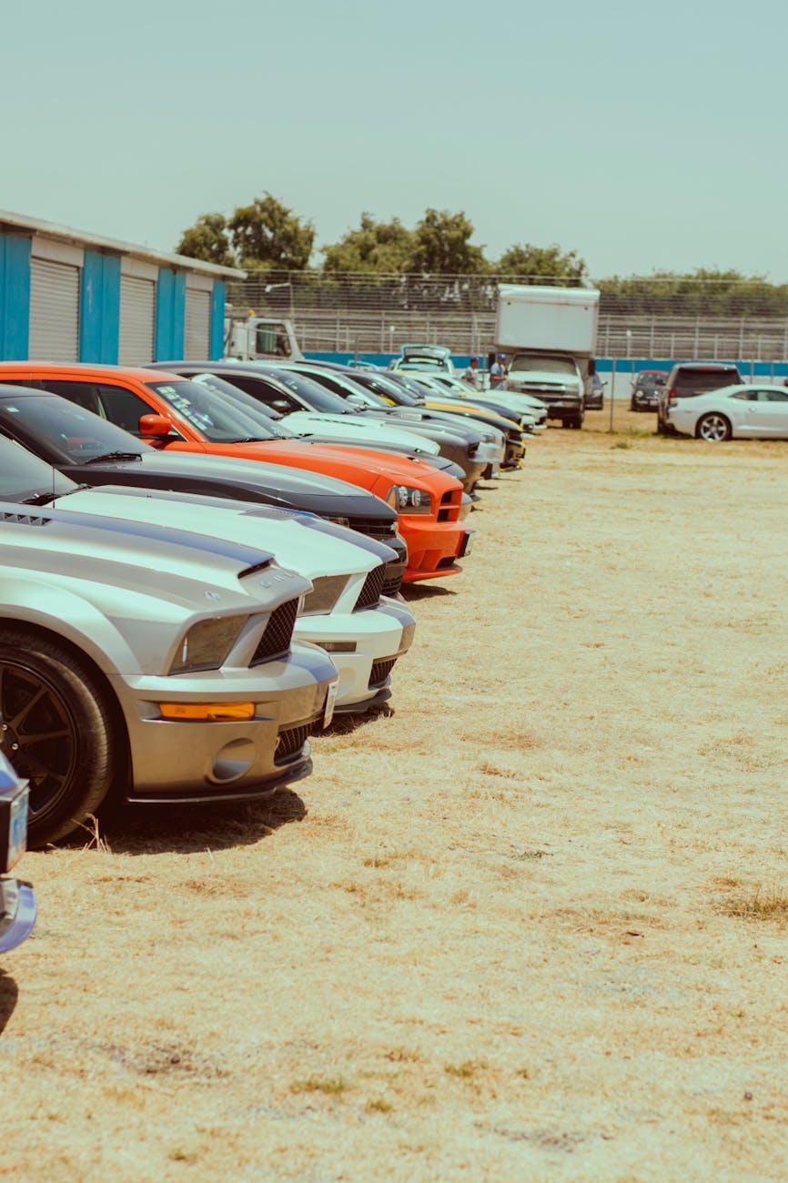 Bunte Sportwagen auf einem Outdoor-Festival