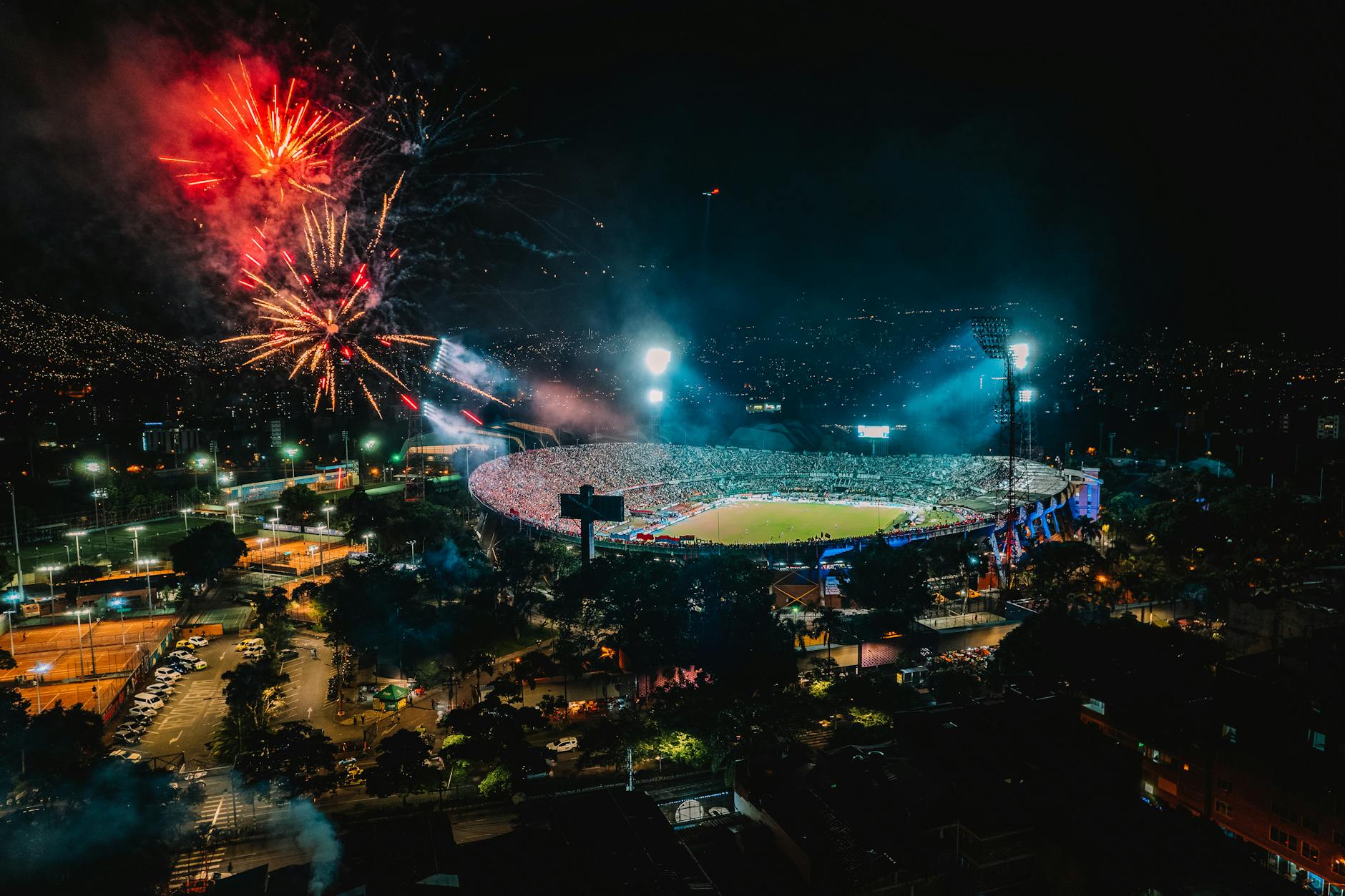 Stadion-Konzert mit Pyrotechnik und Lichtshow