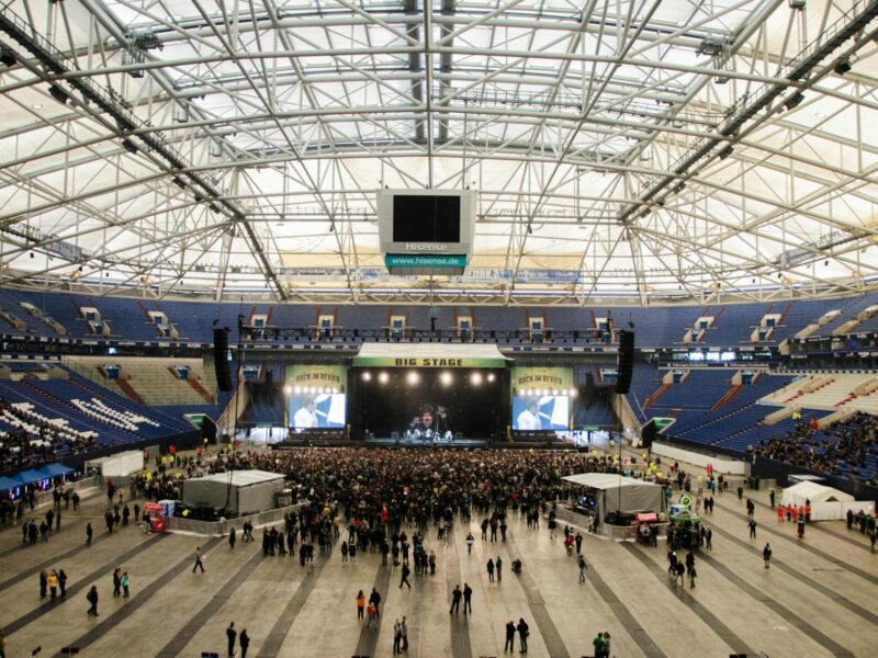 Riesiges Footballstadion mit Bühne bei der Halftime Show