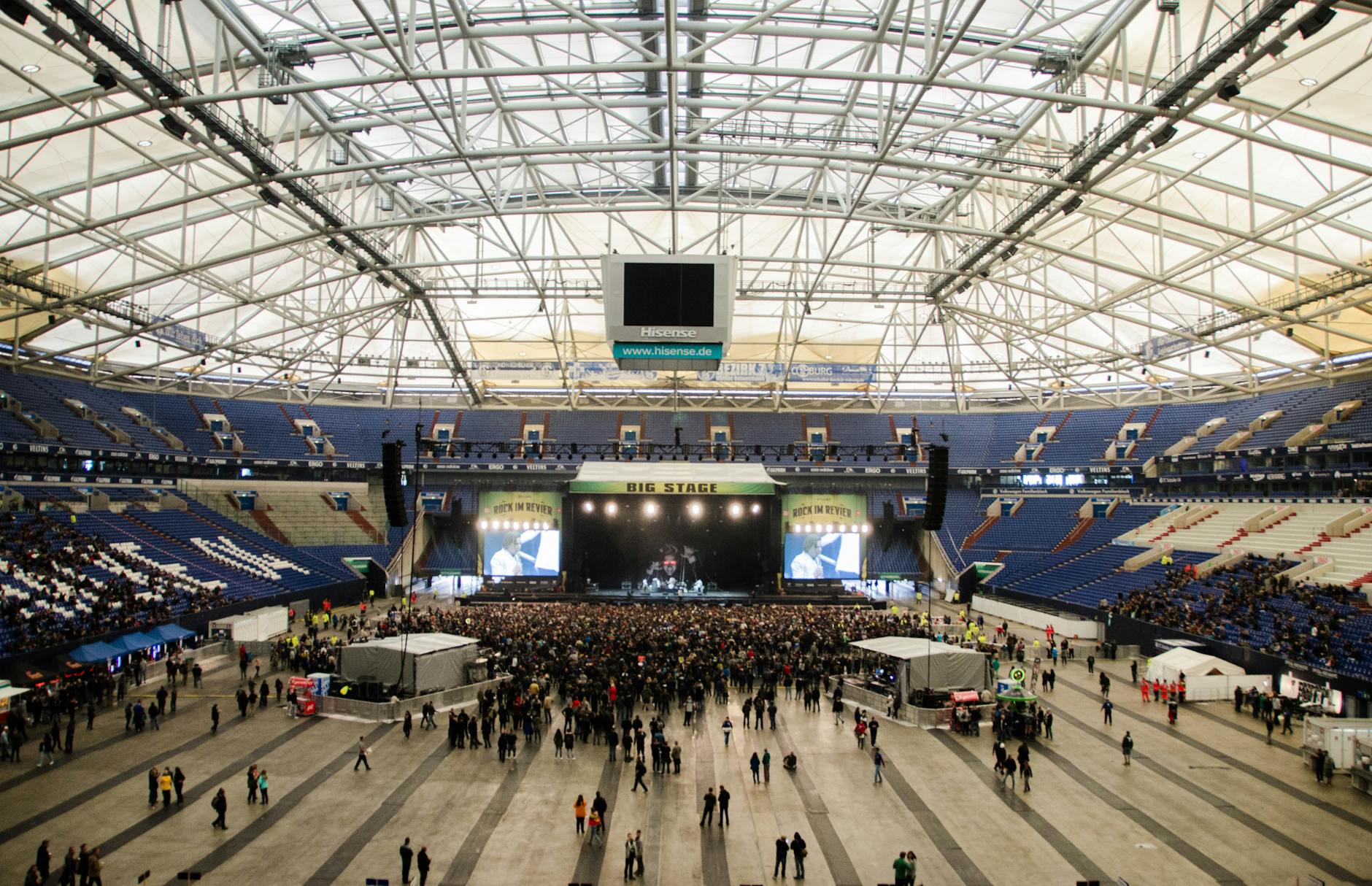 Riesiges Footballstadion mit Bühne bei der Halftime Show