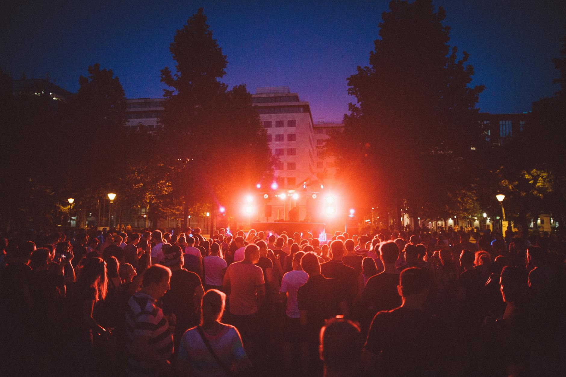 Festival-Crowd bei Nacht mit Lichtshow