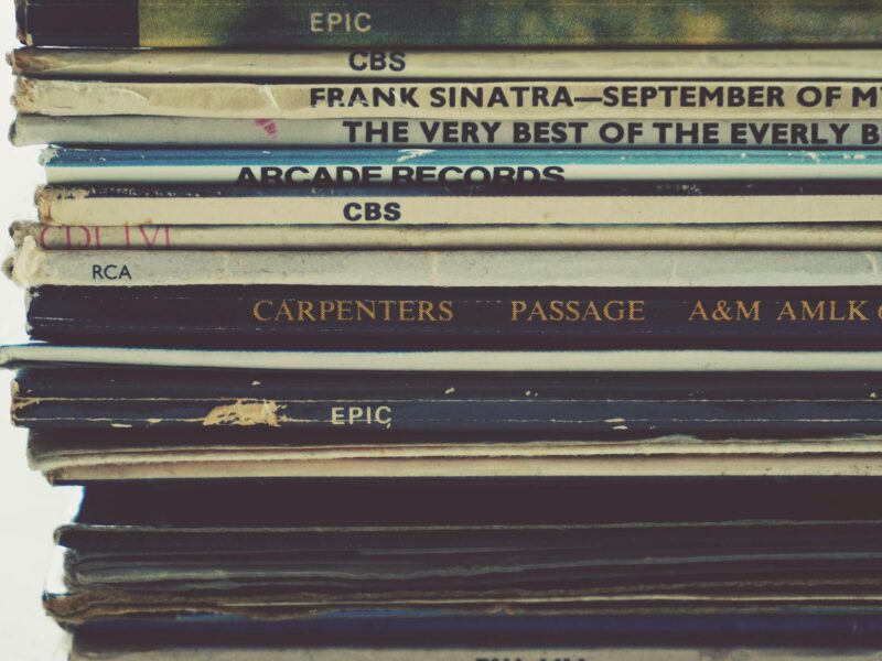 Sammlung von Vinyl-Schallplatten als Jahresrückblick-Visual