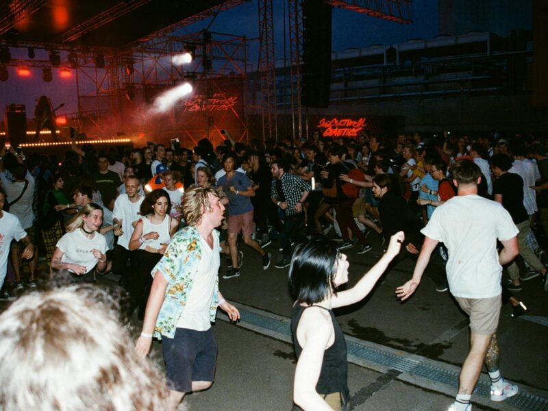 Metal-Konzert mit Lichtshow und feierndem Publikum