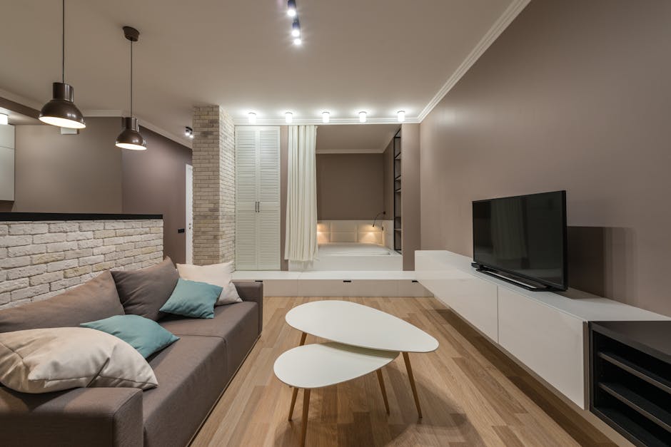 Wohnzimmer mit grossem Fernseher und Soundbar-Setup im Abendlicht