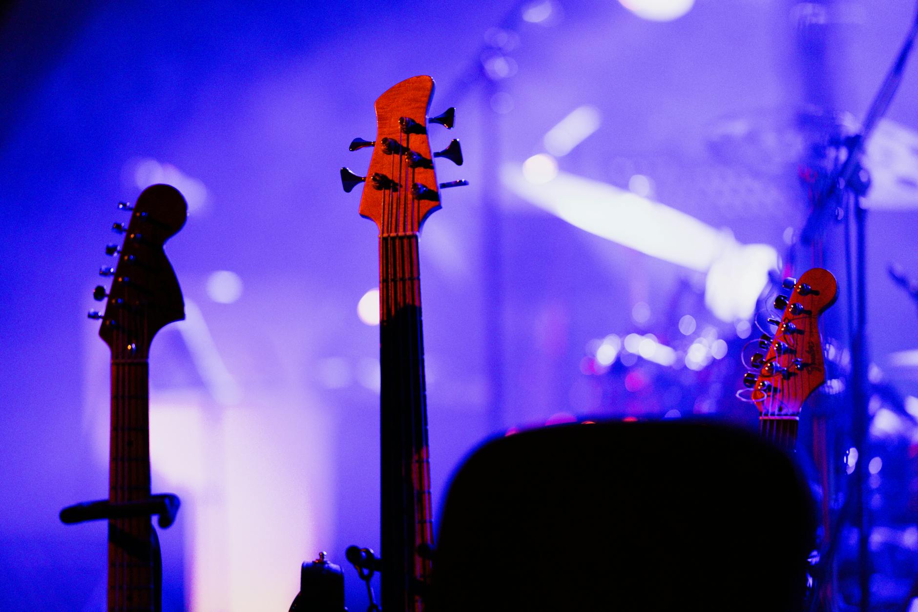 Gitarrist bei Rock-Konzert auf der Bühne