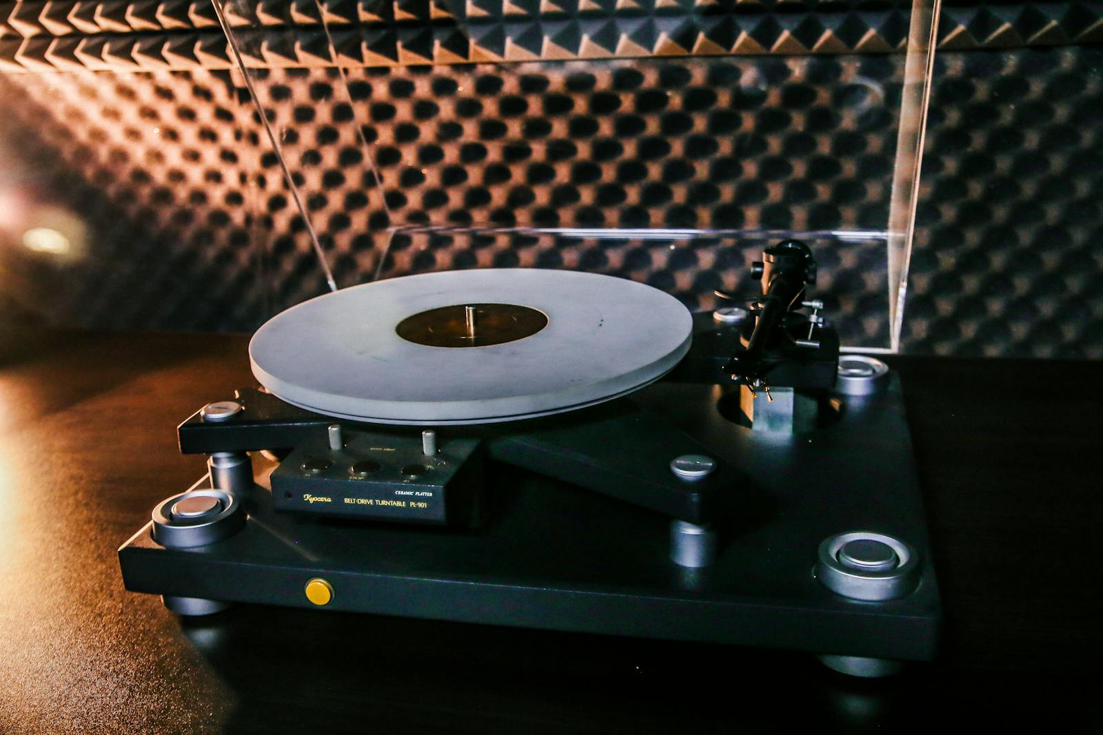 Vintage-Turntable im Studio-Setting: Drake Triple-Drop Analyse