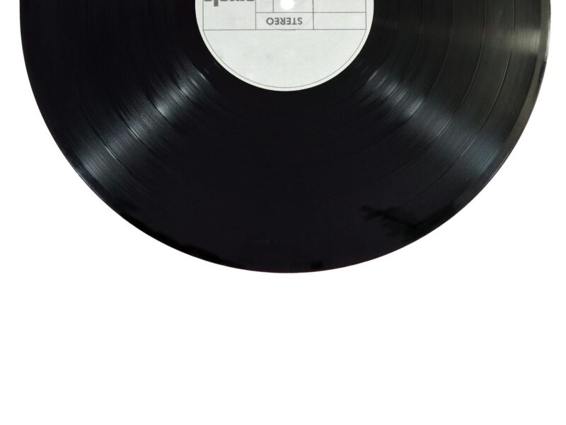 Aufnahme von Miguel Á. Padriñán zeigt eine schwarze Schallplatten-Vinyl.