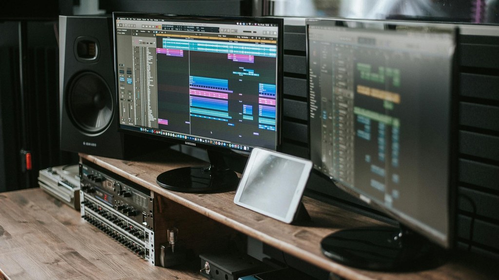 Aufnahme von Schallplatten und einem Audio-Interface auf einem Schreibtisch zeigt eine tonoptimierte Arbeitsumgebung.