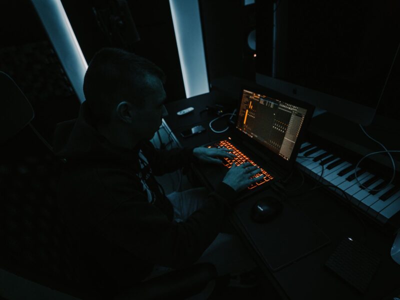 Producer im dunklen Studio an der KI-Musikproduktion