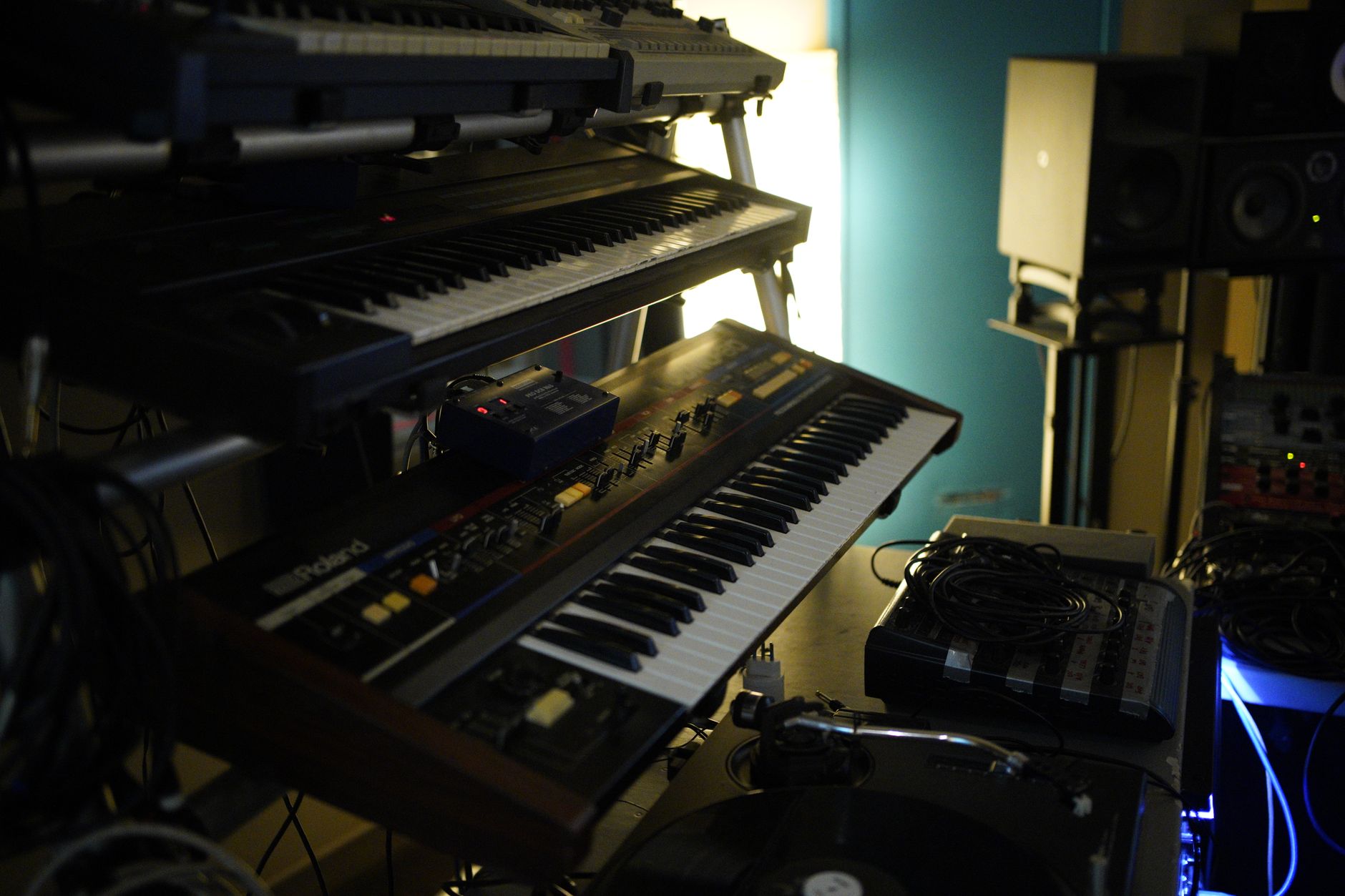 Vintage-Synthesizer im dunklen Studio