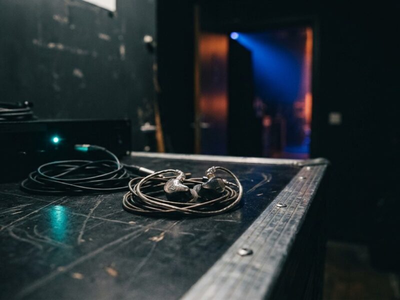 KI-generiertes Beitragsbild zum Artikel In-Ear-Monitoring Einstieg: 4 für Probe und Bühne