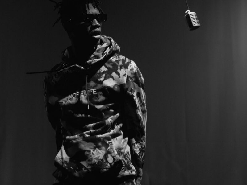 Rapper allein unter Spotlight auf dunkler Buehne, Pexels cottonbro studio