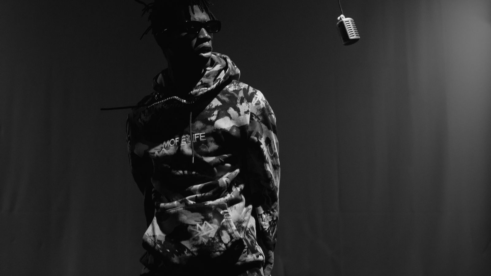 Rapper allein unter Spotlight auf dunkler Buehne, Pexels cottonbro studio