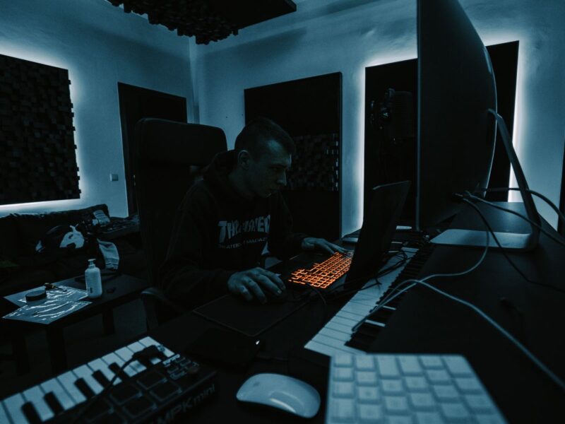 Producer arbeitet im dunklen Homestudio am Mix, Pexels Bert Christiaens