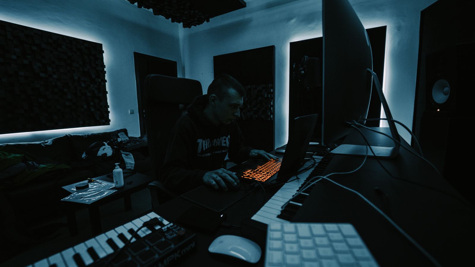 Producer arbeitet im dunklen Homestudio am Mix, Pexels Bert Christiaens