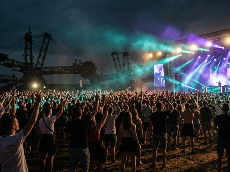 KI-generiertes Beitragsbild zum Artikel splash! in Ferropolis: warum die Stadt aus Eisen das Festival macht