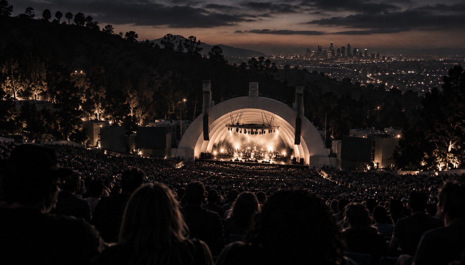 Hollywood Bowl in Los Angeles zur blauen Stunde, beleuchtete Muschelbühne vor vollem Rang (KI-generiert)