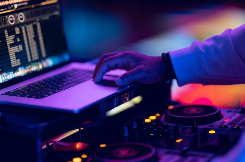 Symbolbild zum Beitrag: Acapella auf Knopfdruck: Was Stems im DJ-Set kosten