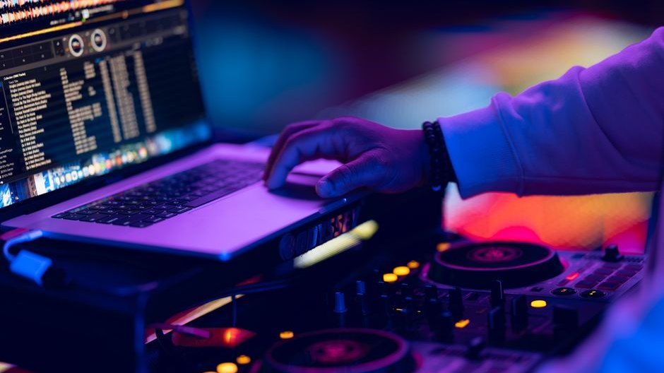 Symbolbild zum Beitrag: Acapella auf Knopfdruck: Was Stems im DJ-Set kosten