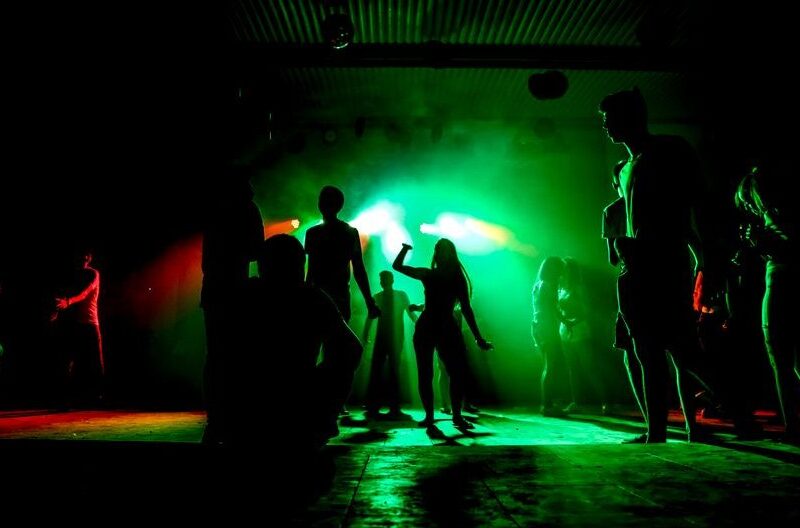 Symbolbild zum Beitrag: Volle Floors, rote Zahlen: Berlins Clubs warten auf Politik