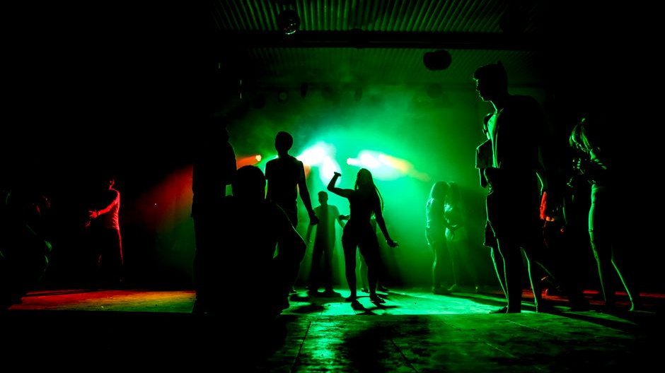 Symbolbild zum Beitrag: Volle Floors, rote Zahlen: Berlins Clubs warten auf Politik